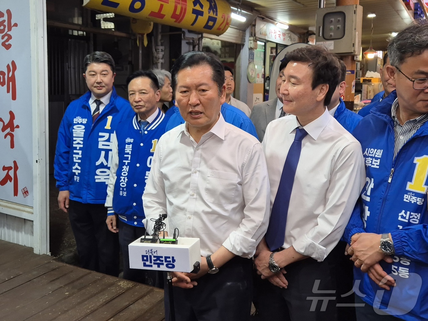 (울산=뉴스1) 박정현 기자 = 정청래 더불어민주당 대표가 18일 울산 남구 신정시장에서 "울산에도 파란 바람이 일렁이고 있다"며 민생 행보 소감에 대해 말하고 있다. 2026.4 …