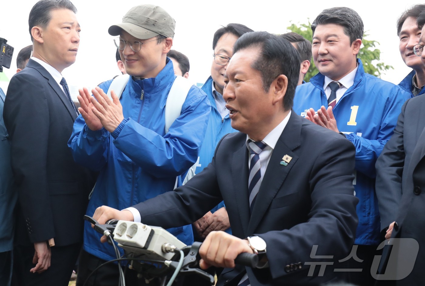 (울산=뉴스1) 김세은 기자 = 정청래 더불어민주당 대표가 18일 울산 태화강변 남구 둔치에서 열린 '울산 자전거 대축전'에 참석해 자전거를 타고 있다. 2026.4.18/뉴스1