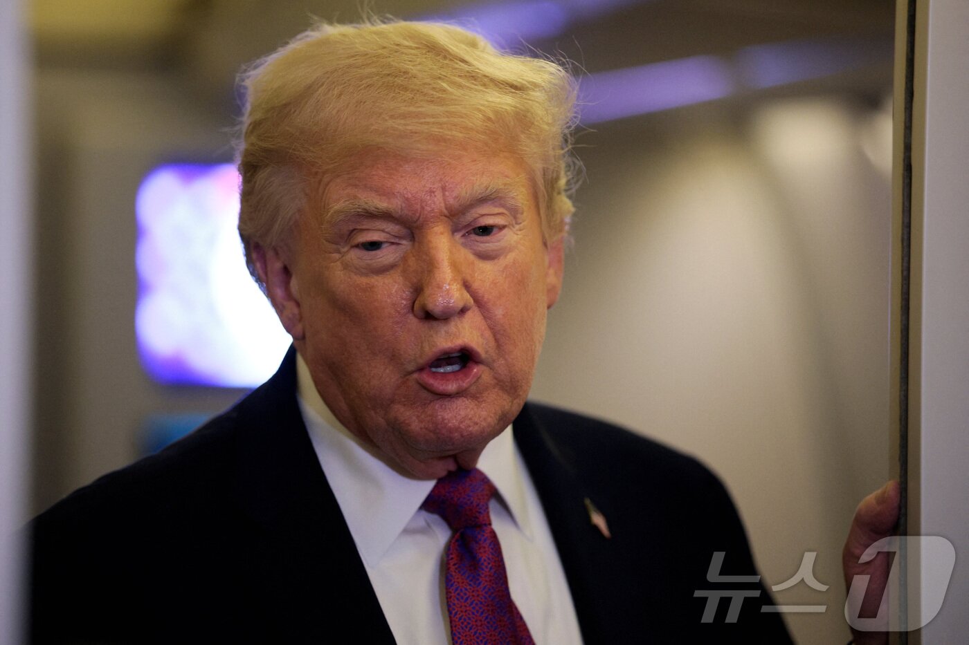 본문 이미지 - 도널드 트럼프 미국 대통령이 17일(현지시간) 애리조나주 피닉스에서 워싱턴DC로 돌아오는 에어포스원(미 대통령 전용기)에서 기자들에게 이야기하고 있다. 2026.04.17. ⓒ 로이터=뉴스1