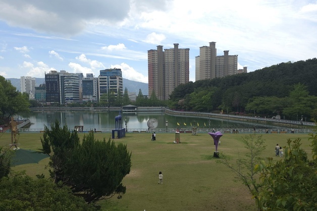 비 그친 뒤 찾아온 봄기운…창원 용지호수공원, 가족들로 활기