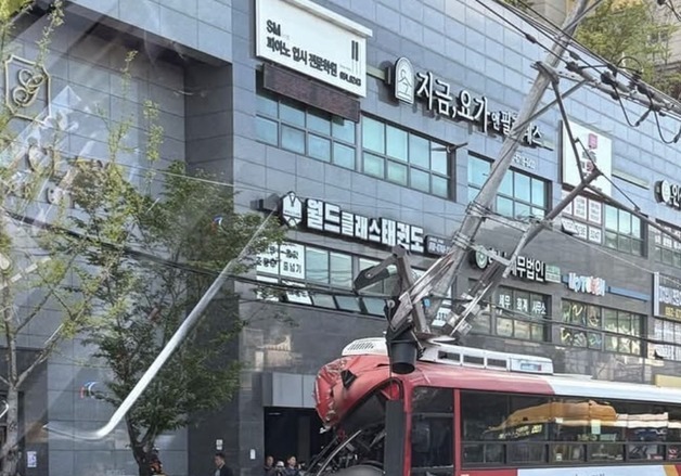 광주서 승합차와 충돌한 시내버스, 전신주 들이받아…14명 경상