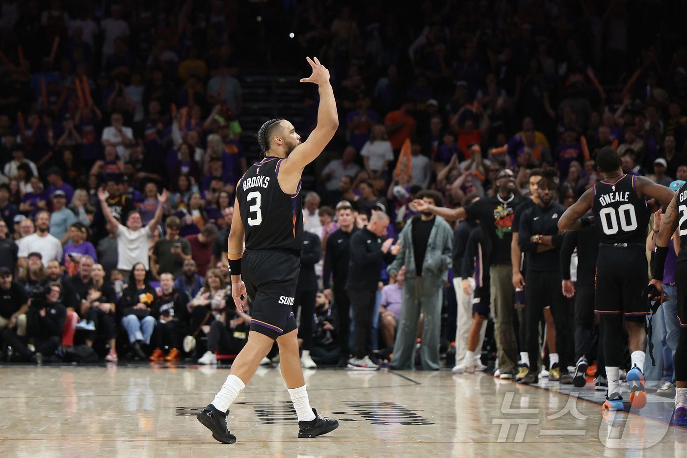 본문 이미지 - NBA 피닉스가 골든스테이트를 꺾고 서부콘퍼런스 PO에 진출했다. ⓒ AFP=뉴스1