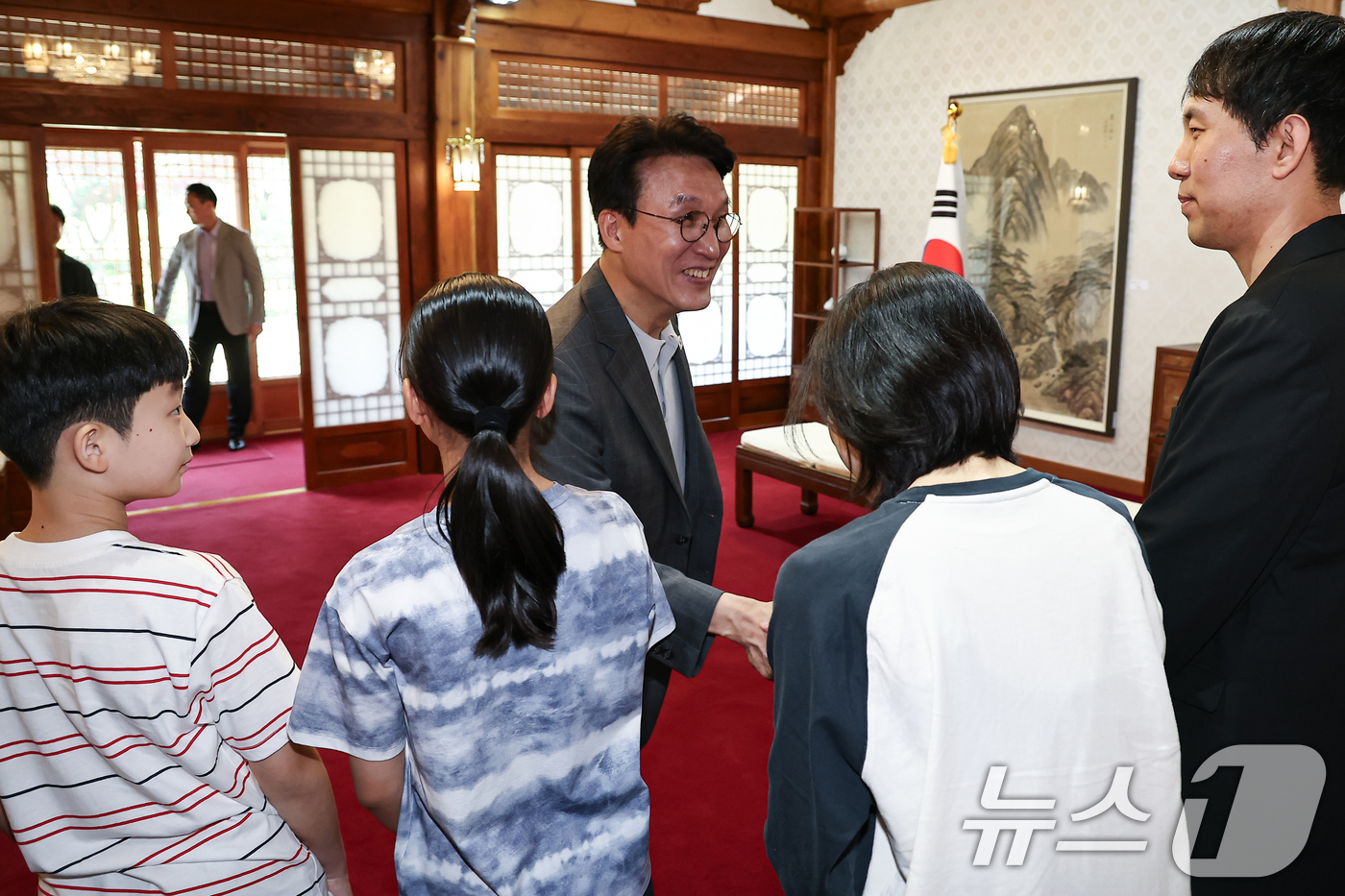 (서울=뉴스1) 김도우 기자 = 김민석 국무총리가 18일 서울 종로구 총리공관에서 열린 삼청동 오픈하우스 청소년·청년기후협의체와 간담회에서 참석자들과 인사를 나누고 있다. 2026 …