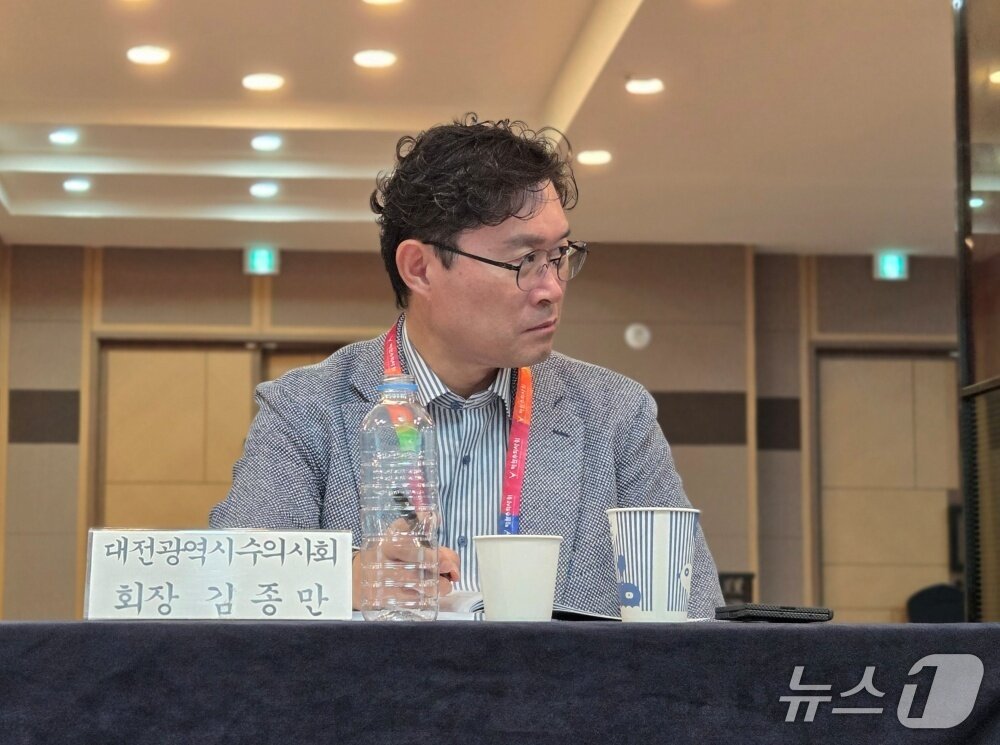 본문 이미지 - 김종만 숲동물의료센터 원장(대전시수의사회장)이 18일 청주에서 열린 '2026년도 대한수의사회 제1차 임원 워크숍'에 참석하고 있다. ⓒ 뉴스1 한송아 기자