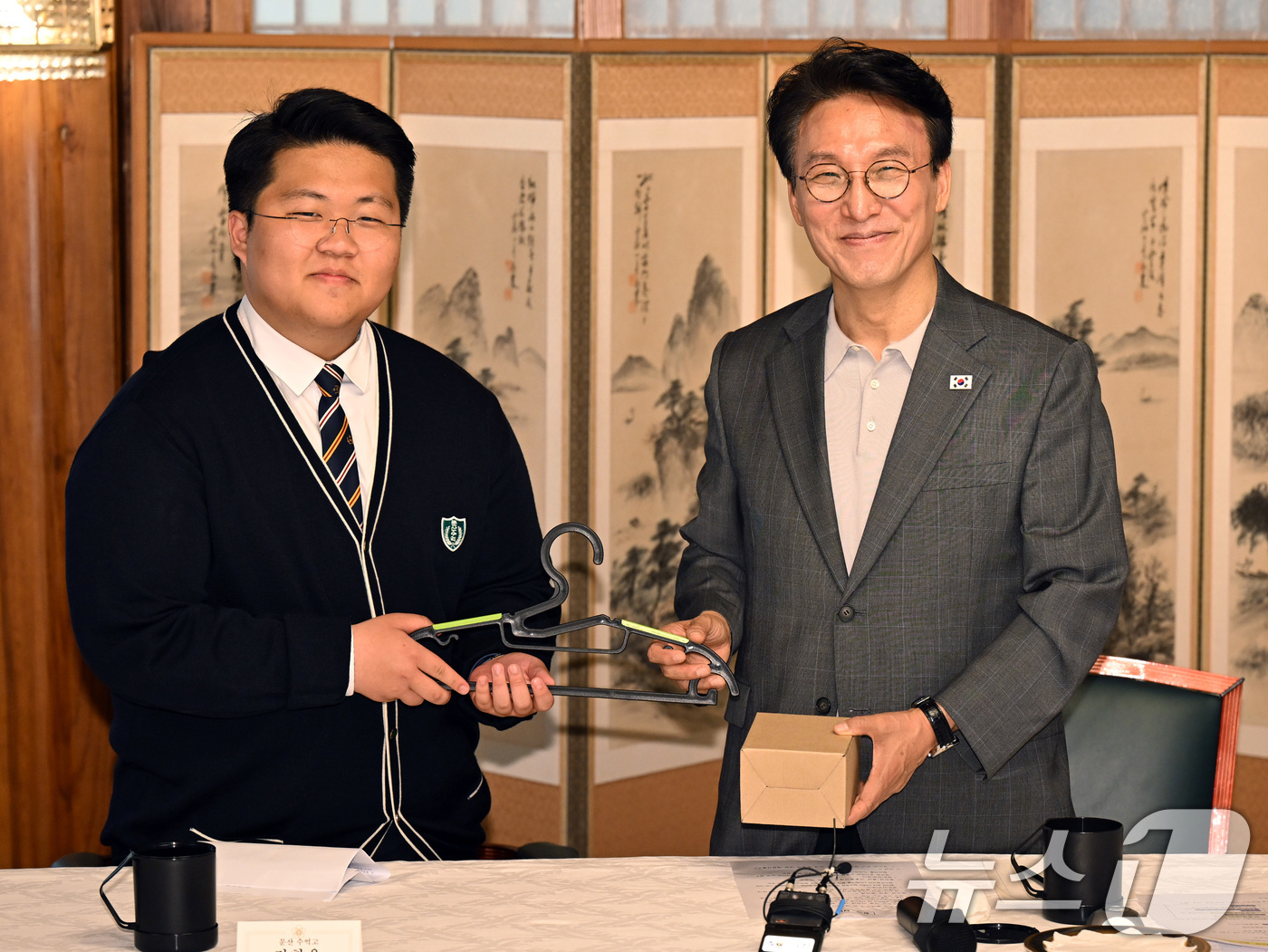 (서울=뉴스1) 김도우 기자 = 김민석 국무총리가 18일 서울 종로구 총리공관에서 열린 삼청동 오픈하우스 청소년·청년기후협의체와 간담회에서 참석한 학생에게 탄소중립 소재로 제작된 …