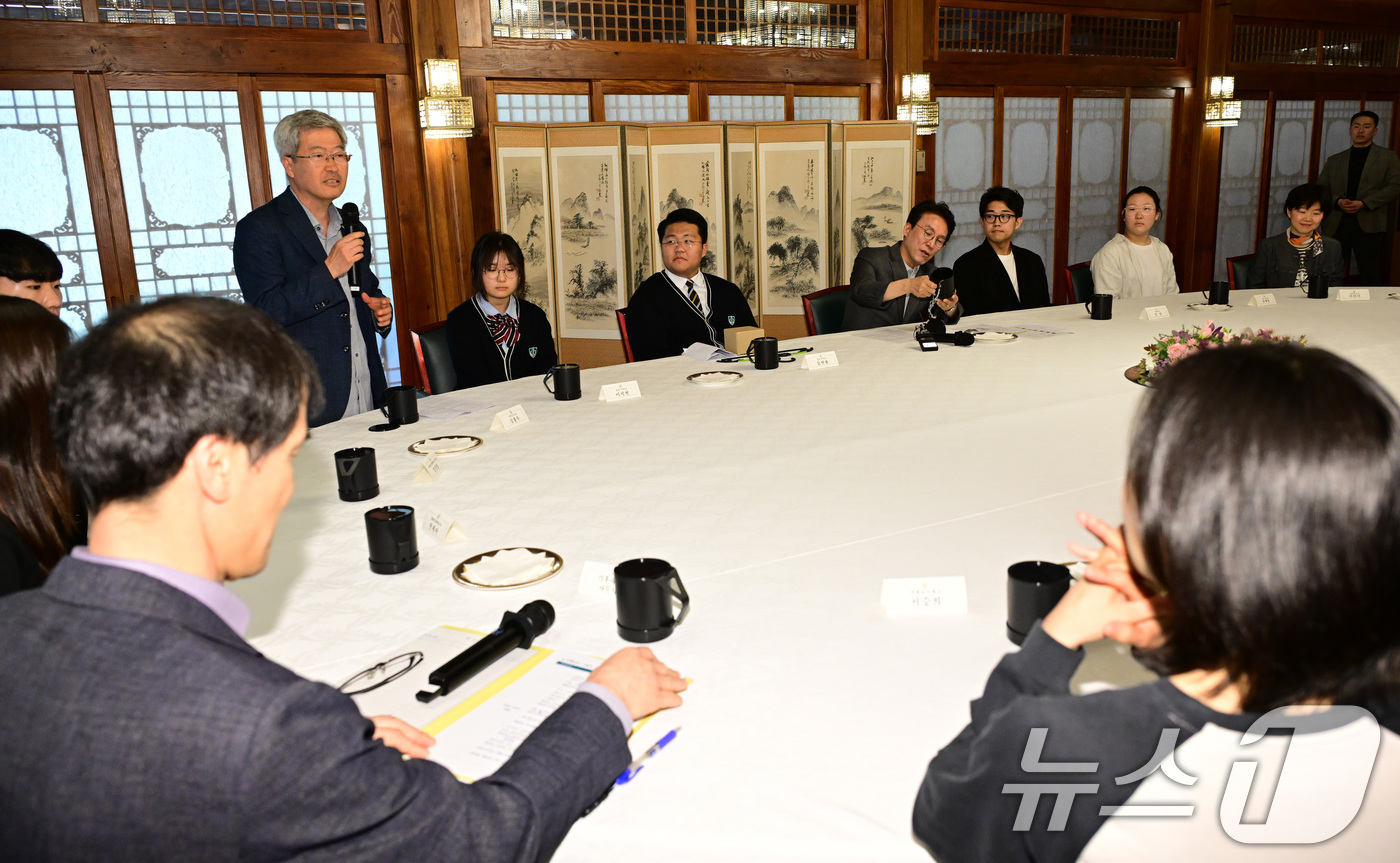 (서울=뉴스1) 김도우 기자 = 김민석 국무총리가 18일 오후 서울 삼청동 총리공관에서 서울 당현초 환경동아리 학생 등 초·중·고 환경동아리, 청년 기후활동 단체와 간담회를 하며 …