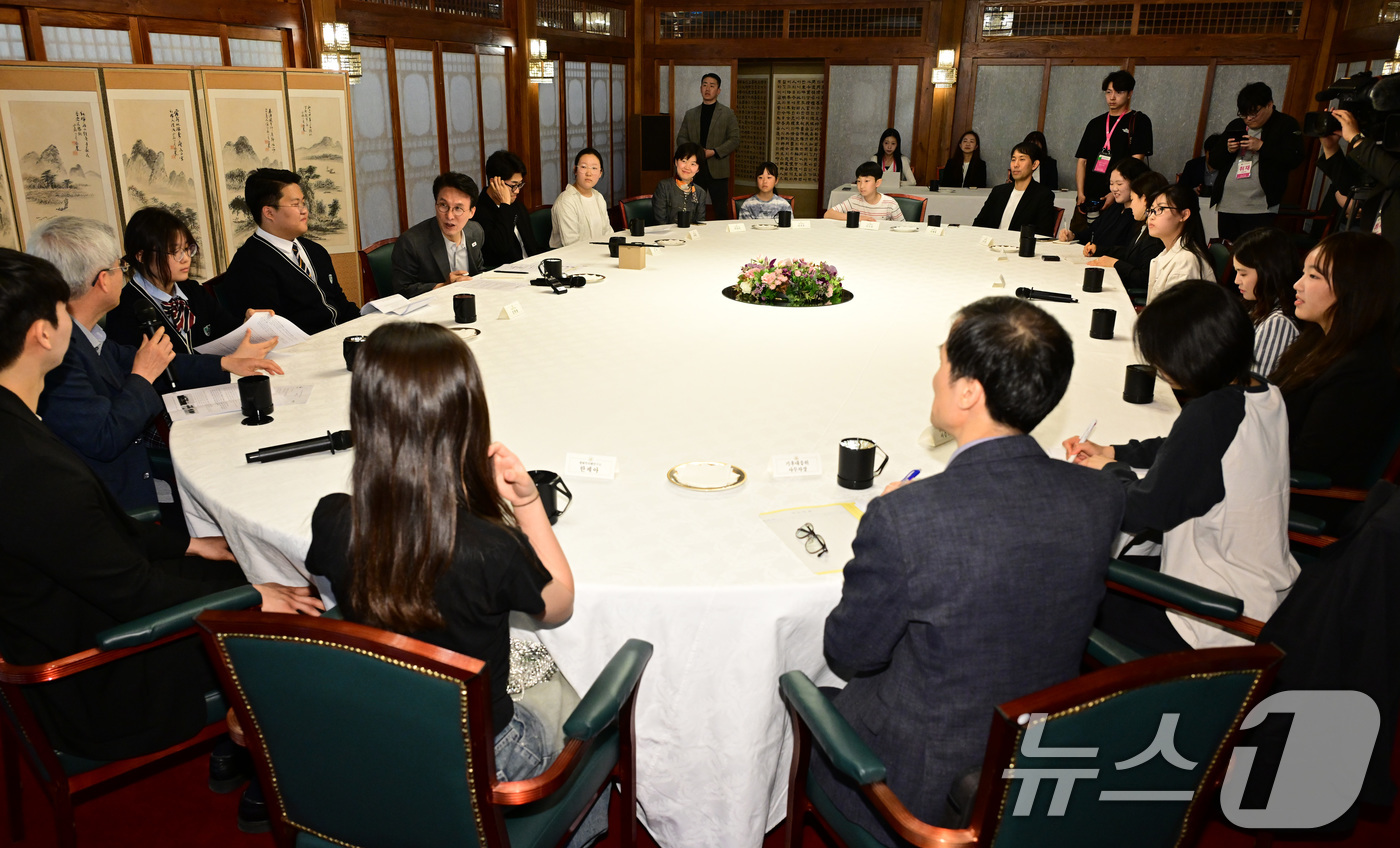 (서울=뉴스1) 김도우 기자 = 김민석 국무총리가 18일 오후 서울 삼청동 총리공관에서 서울 당현초 환경동아리 학생 등 초·중·고 환경동아리, 청년 기후활동 단체와 간담회를 하고 …