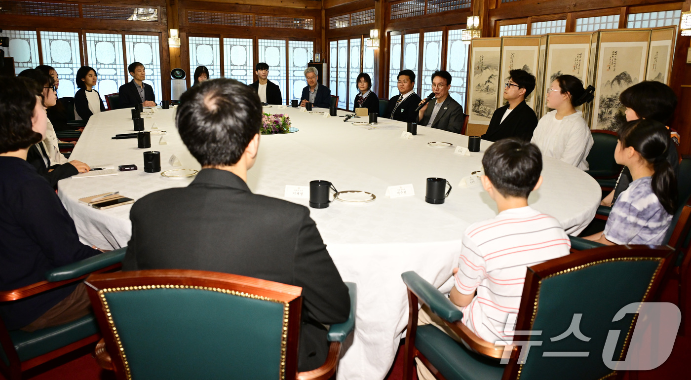 (서울=뉴스1) 김도우 기자 = 김민석 국무총리가 18일 오후 서울 삼청동 총리공관에서 서울 당현초 환경동아리 학생 등 초·중·고 환경동아리, 청년 기후활동 단체와 간담회를 하고 …