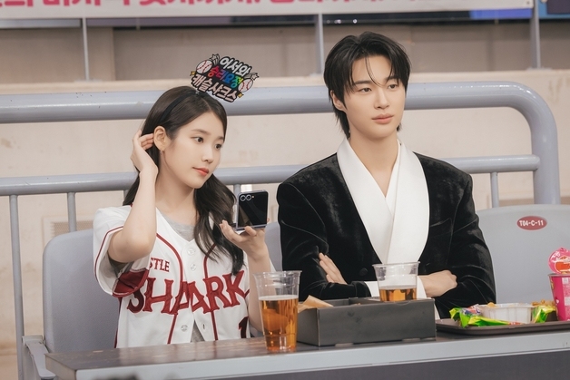 '대군부인' 아이유·변우석, 입맞춤 한번 더?…야구장 키스타임 포착