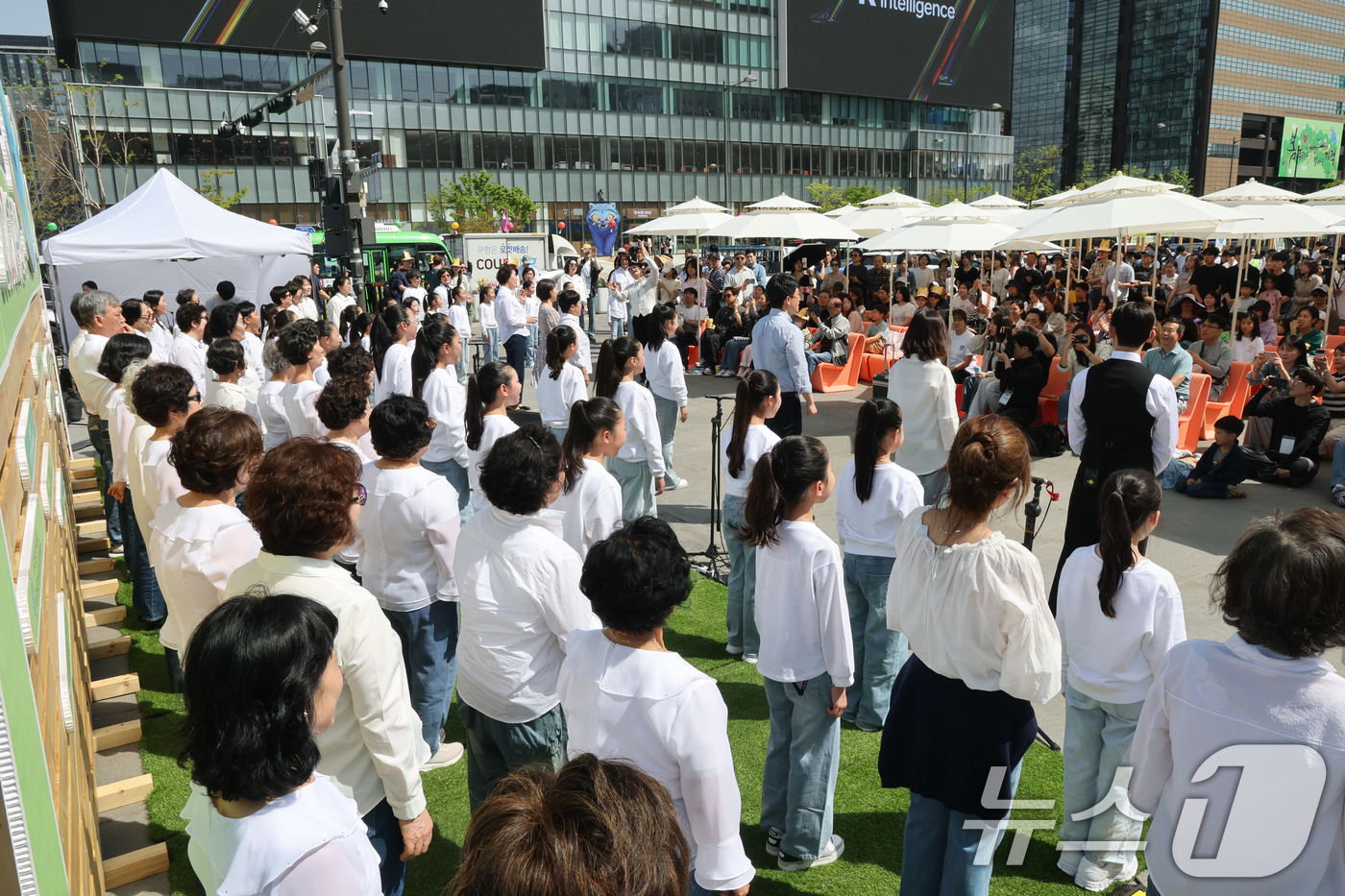 (서울=뉴스1) 이광호 기자 = 18일 오후 서울 종로구 광화문광장에서 열린 2026 지구의 날 기념식에서 남녀노소 117명의 시민들로 구성된 합창단이 케이팝 데몬헌터스의 ‘골든’ …
