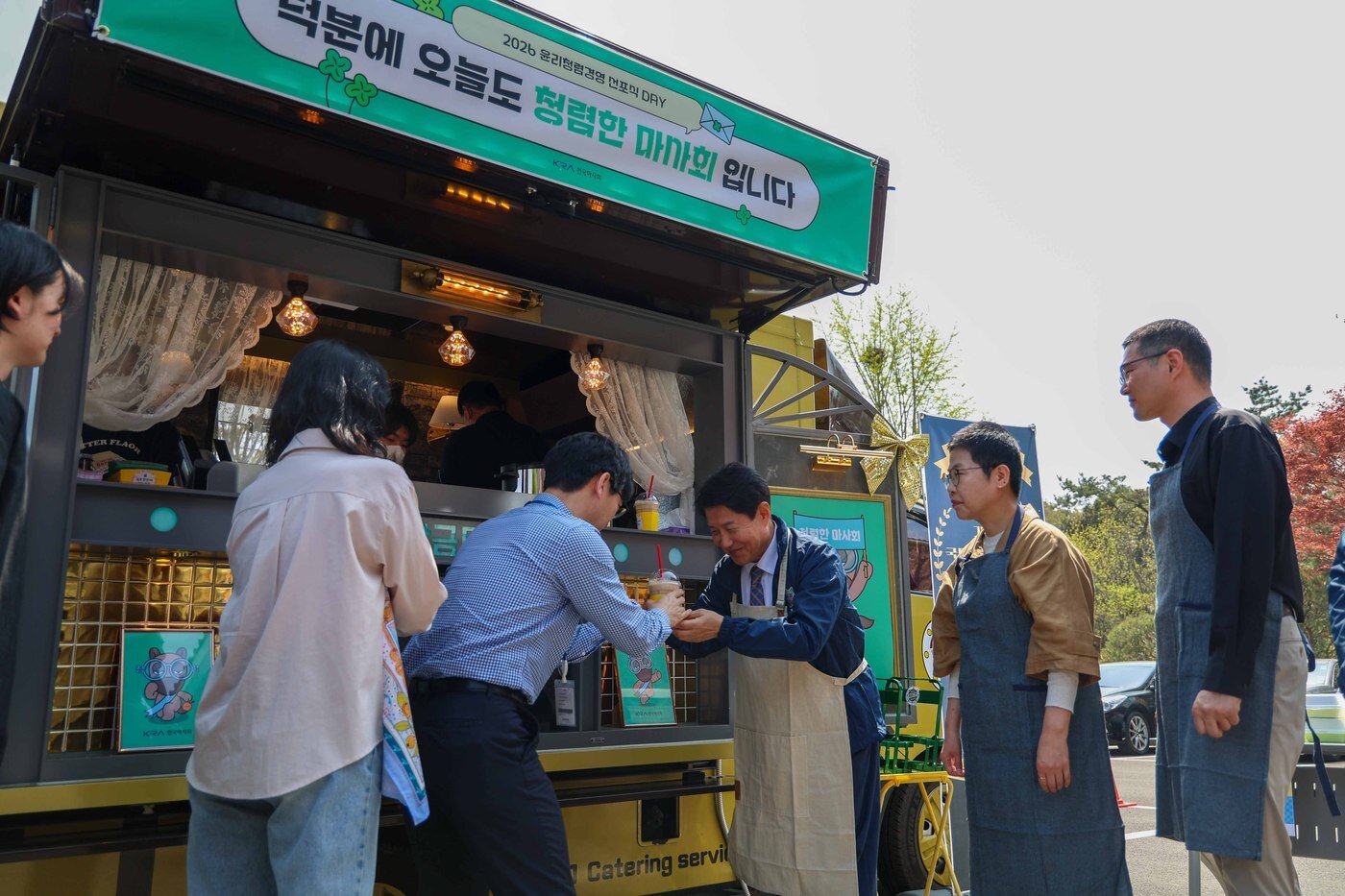 본문 이미지 - 우희종 한국마사회 회장이 직원들에게 커피를 나눠주고 있다.(한국마사회 제공)