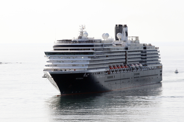 '바다 위 호텔' 초호화 크루즈 입항…외국인 관광객 2천명 몰려