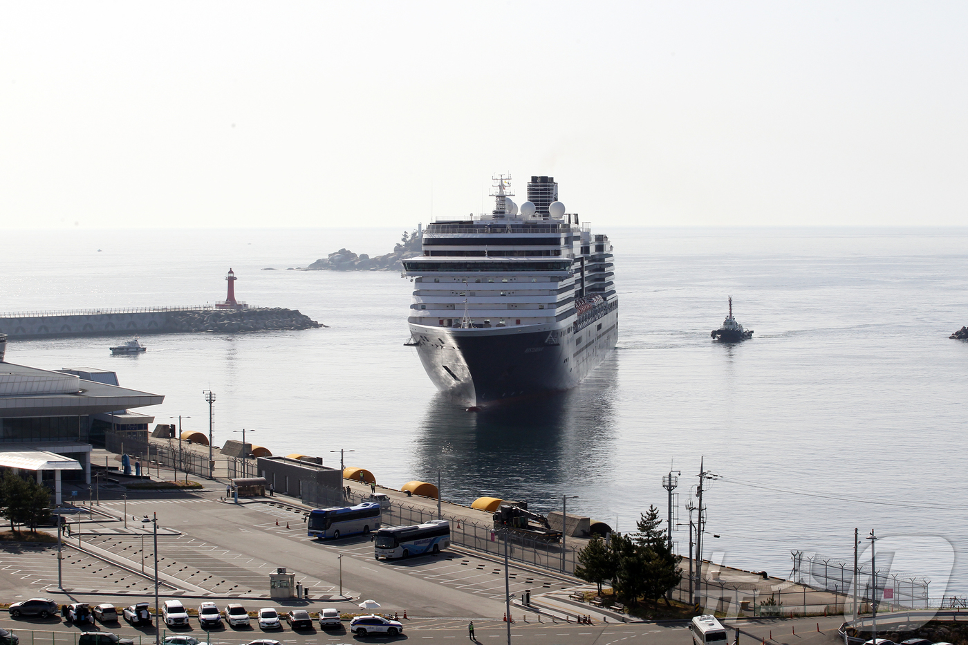 (속초=뉴스1) 윤왕근 기자 = 강원 속초항에 올해 첫 크루즈인 8만 2000톤 급 대형 프리미엄 크루즈 웨스테르담호가 18일 2000여 명의 외국인 관광객을 태우고 입항했다. 이 …