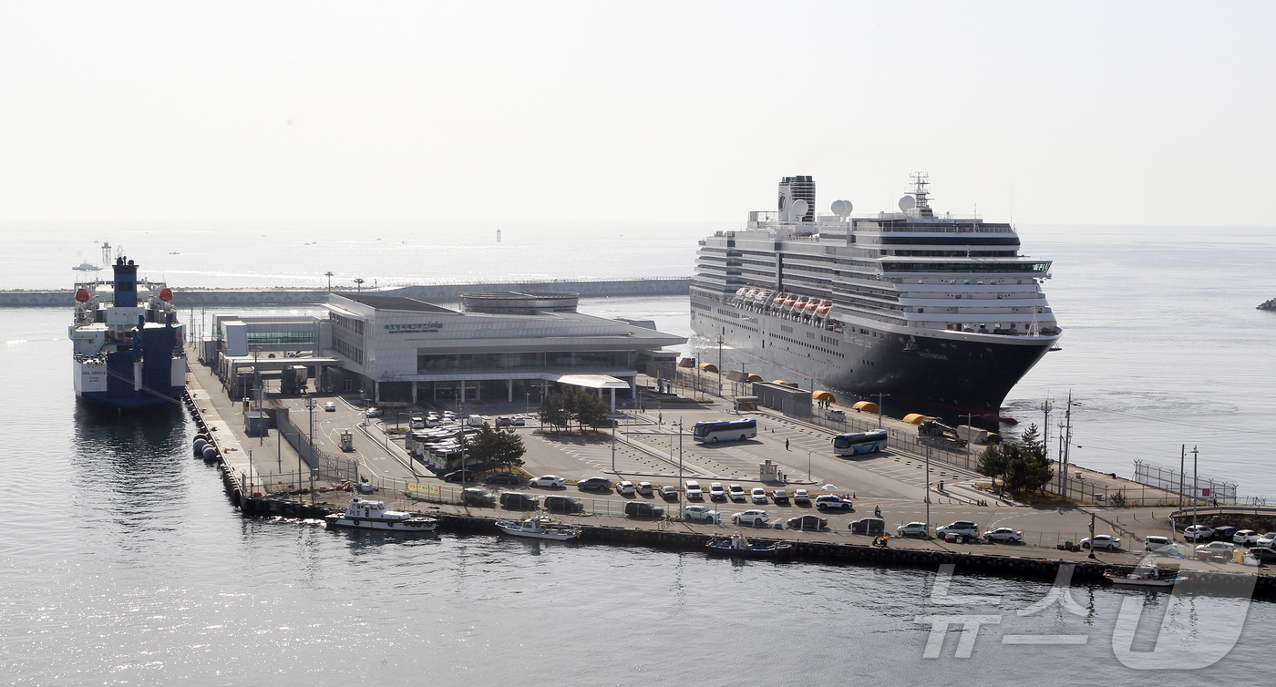 (속초=뉴스1) 윤왕근 기자 = 강원 속초항에 올해 첫 크루즈인 8만 2000톤 급 대형 프리미엄 크루즈 웨스테르담호가 18일 2000여 명의 외국인 관광객을 태우고 입항했다. 이 …