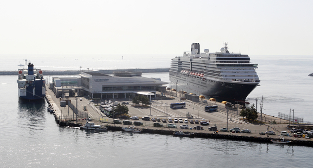 2000명 외국인 승객 태우고 속초항 온 크루즈