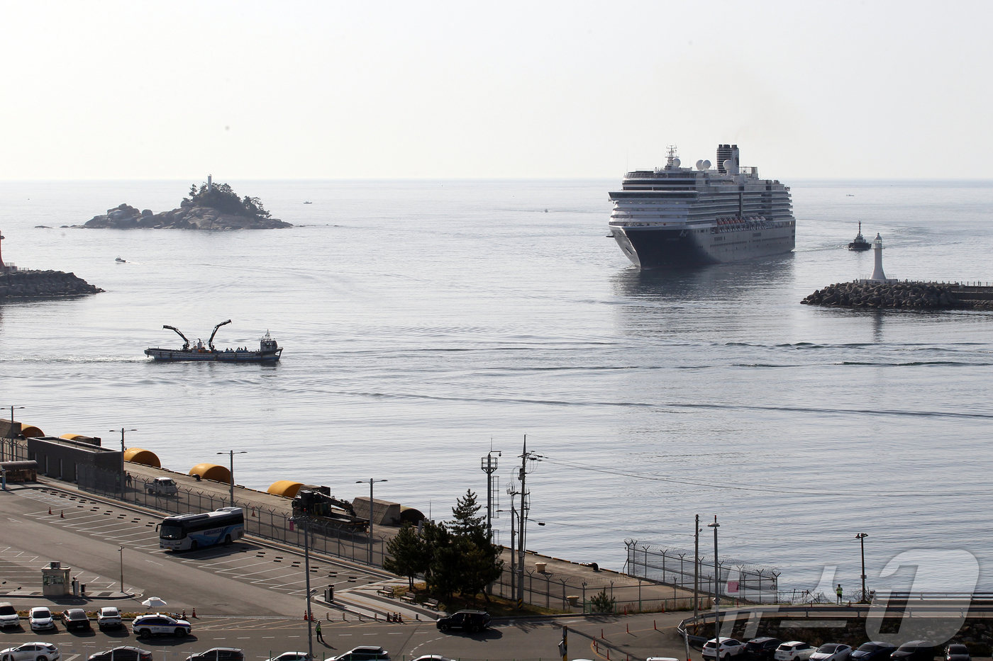 (속초=뉴스1) 윤왕근 기자 = 강원 속초항에 올해 첫 크루즈인 8만 2000톤 급 대형 프리미엄 크루즈 웨스테르담호가 18일 2000여 명의 외국인 관광객을 태우고 입항했다. 이 …