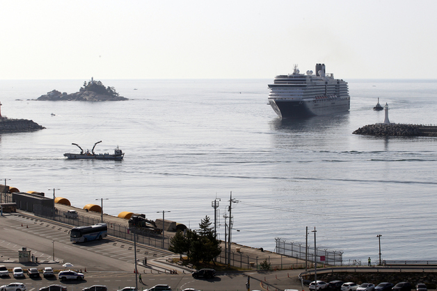 속초항 들어서는 초호화크루즈 위용