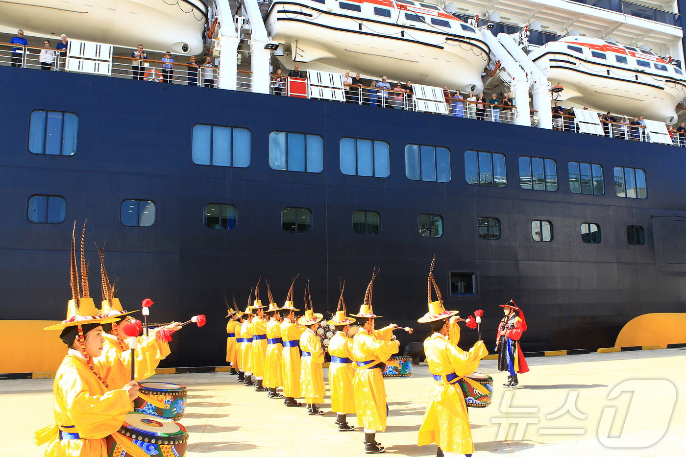 (속초=뉴스1) 윤왕근 기자 = 강원 속초항에 올해 첫 크루즈인 8만 2000톤 급 대형 프리미엄 크루즈 웨스테르담호가 18일 2000여 명의 외국인 관광객을 태우고 입항했다. 이 …