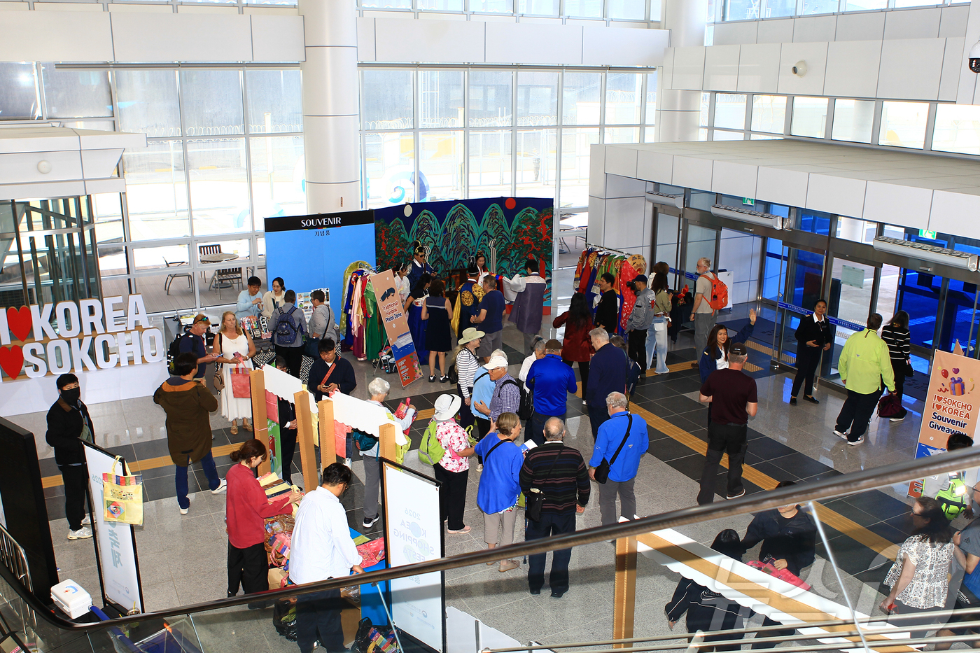 (속초=뉴스1) 윤왕근 기자 = 강원 속초항에 올해 첫 크루즈인 8만 2000톤 급 대형 프리미엄 크루즈 웨스테르담호가 18일 2000여 명의 외국인 관광객을 태우고 입항했다. 이 …