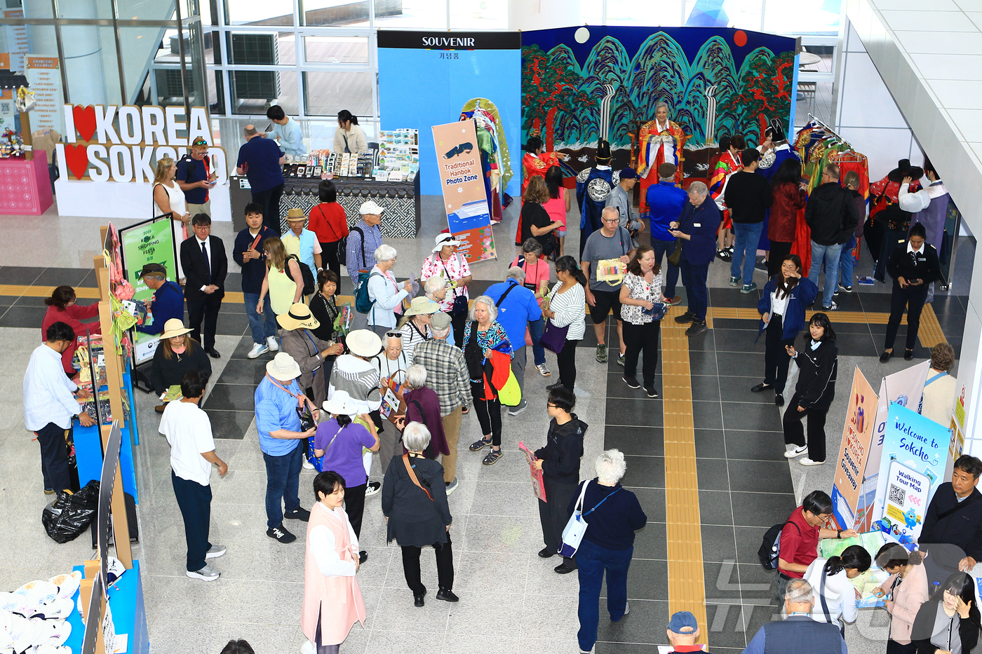 (속초=뉴스1) 윤왕근 기자 = 강원 속초항에 올해 첫 크루즈인 8만 2000톤 급 대형 프리미엄 크루즈 웨스테르담호가 18일 2000여 명의 외국인 관광객을 태우고 입항했다. 이 …