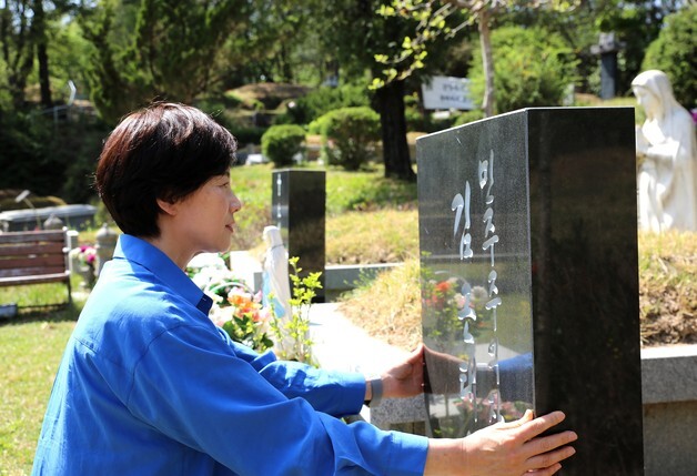 유은혜, 고 김근태 묘소 참배…"민주주의 교육에 헌신하겠다"