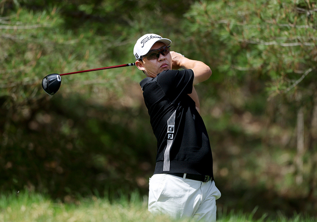 권성열, 8년 만에 정상 보인다…KPGA 개막전 3R 선두 유지