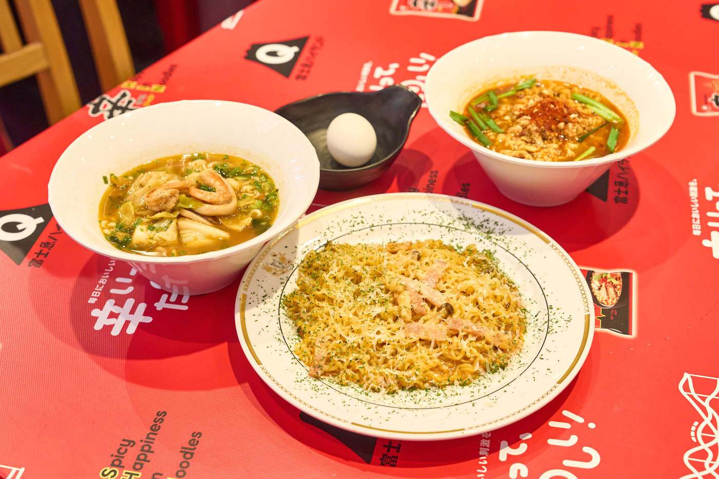 본문 이미지 - 농심이 후지큐 하이랜드와 협업해 선보인 메뉴 3종. (우측 상단부터 시계 방향으로) 신라면과 신라면 툼바, 너구리.(농심 제공)