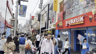 본문 이미지 - 평일 오후 시간대에도 다케시타 거리에는 10대 현지인부터 가족 단위 외국인 관광객까지 몰렸다. 뉴스1 ⓒ News1 황두현 기자