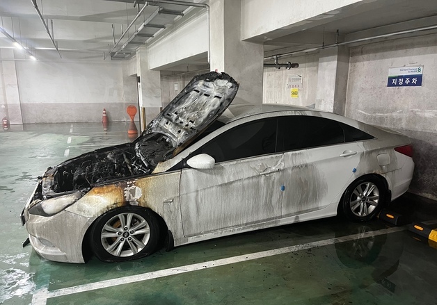 전주 서신동 한 빌딩 지하 주차장서 불…승용차 1대 소실