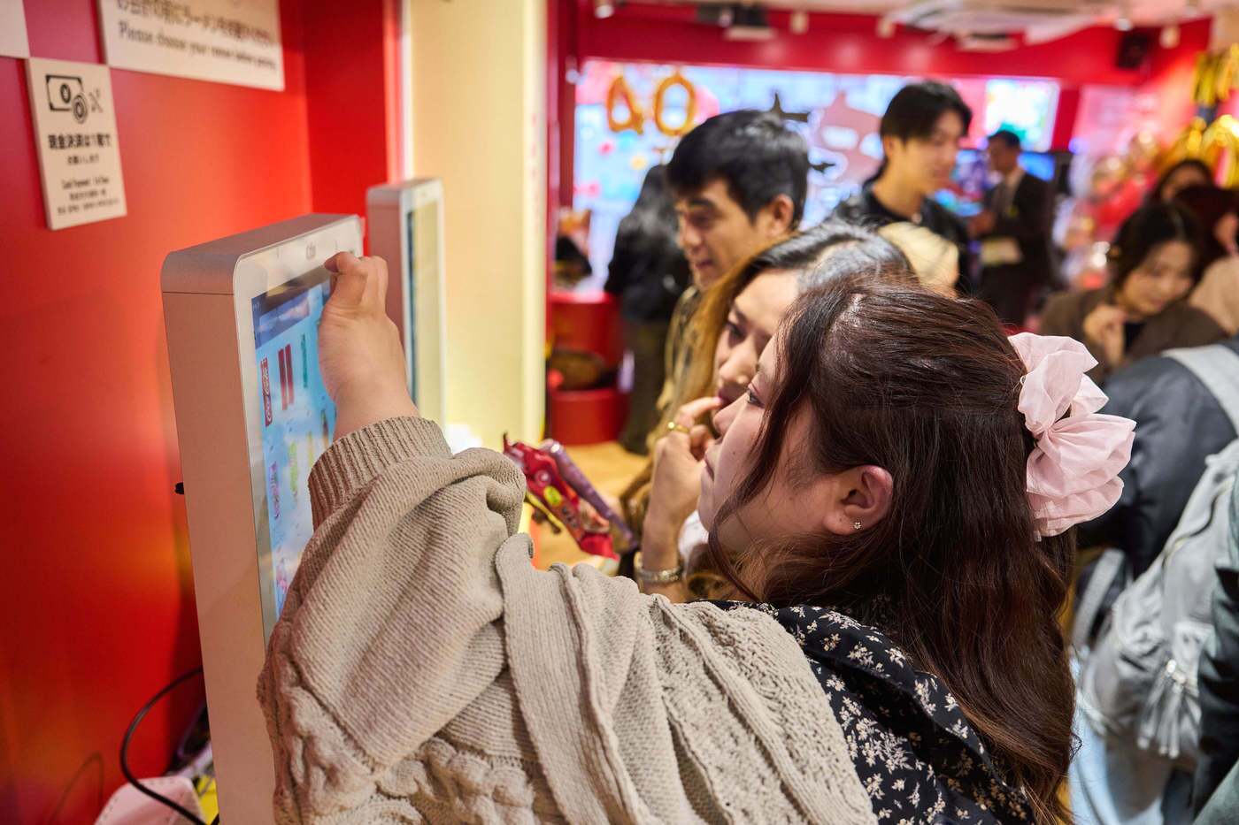 본문 이미지 - 한 방문객이 키오스크를 이용해 농심 제품을 구매하고 있다.(농심 제공)