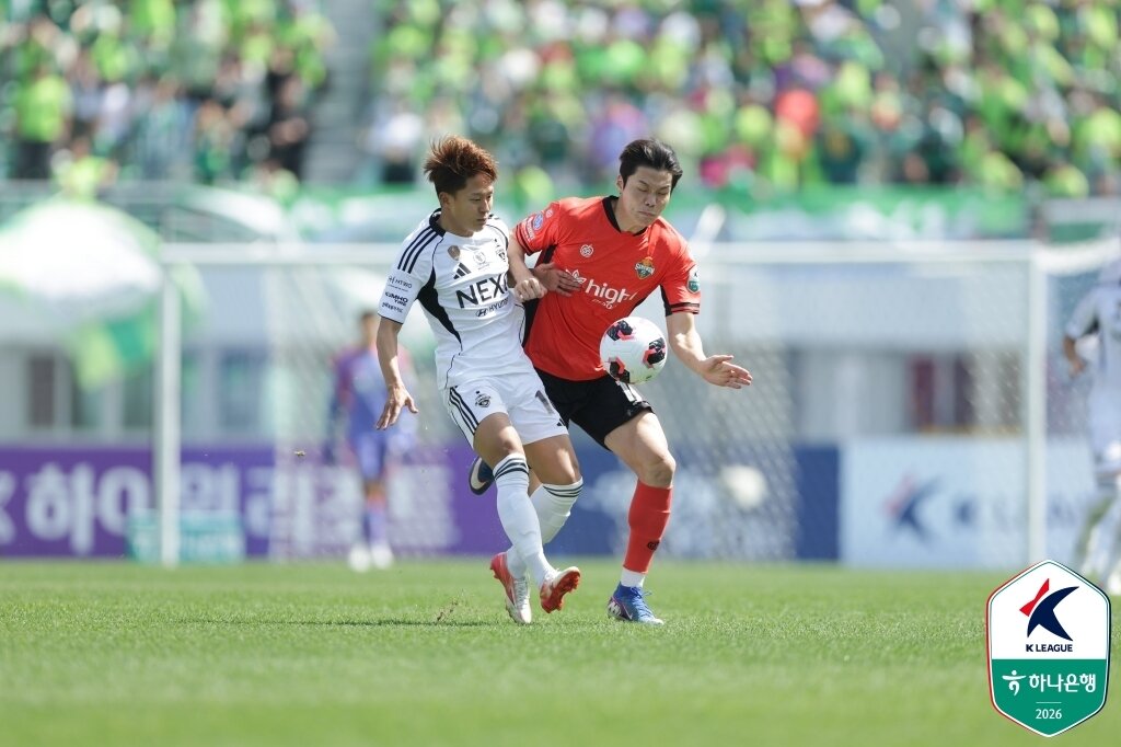 본문 이미지 - 전북 현대 이승우와 강원FC 모재현이 18일 강릉종합운동장에서 열린 하나은행 K리그1 2026 8라운드에서 경합을 펼치고 있다. (한국프로축구연맹 제공)