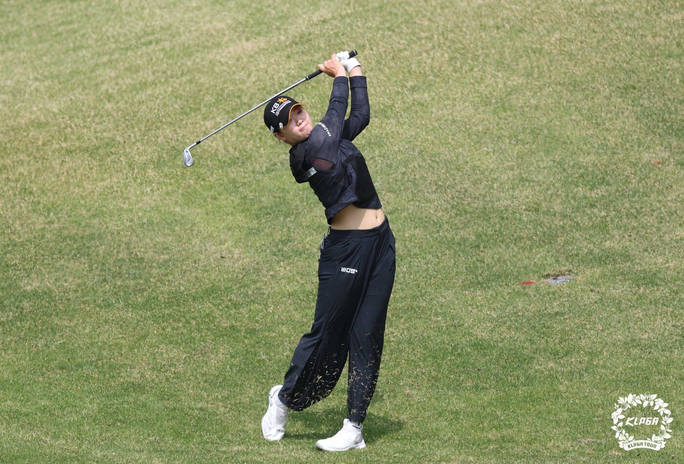 본문 이미지 - 방신실이 18일 경남 김해의 가야 컨트리클럽(파72)에서 열린 KLPGA 투어 넥센·세인트나인 마스터즈 2라운드 7번홀에서 아이언샷을 하고 있다. (KLPGA 제공)