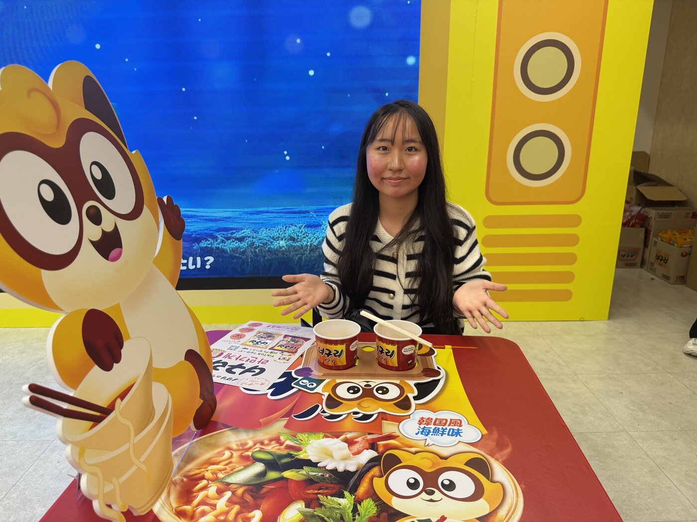 본문 이미지 - 일본 사이타마현에서 온 아야카 씨가 너구리를 시식한 뒤 사진을 찍고 있다. 