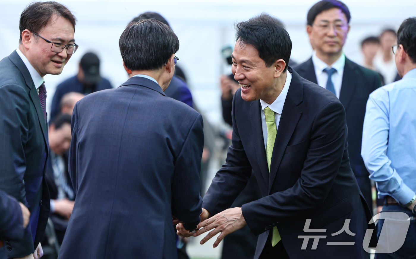 (서울=뉴스1) 김도우 기자 = 오세훈 서울시장이 18일 서울 종로구 광화문광장에서 열린 4·19혁명 66주년 기념행사에서 참석자들과 인사를 나누고 있다. 2026.4.18/뉴스1 …