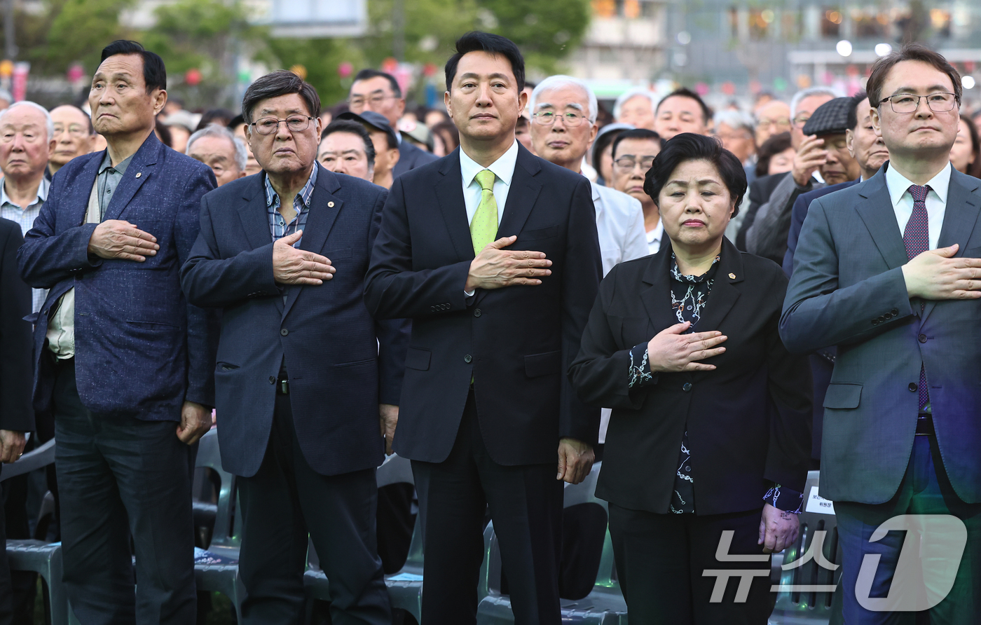 (서울=뉴스1) 김도우 기자 = 오세훈 서울시장이 18일 서울 종로구 광화문광장에서 열린 4·19혁명 66주년 기념행사에 참석해 국민의례를 하고 있다. 2026.4.18/뉴스1