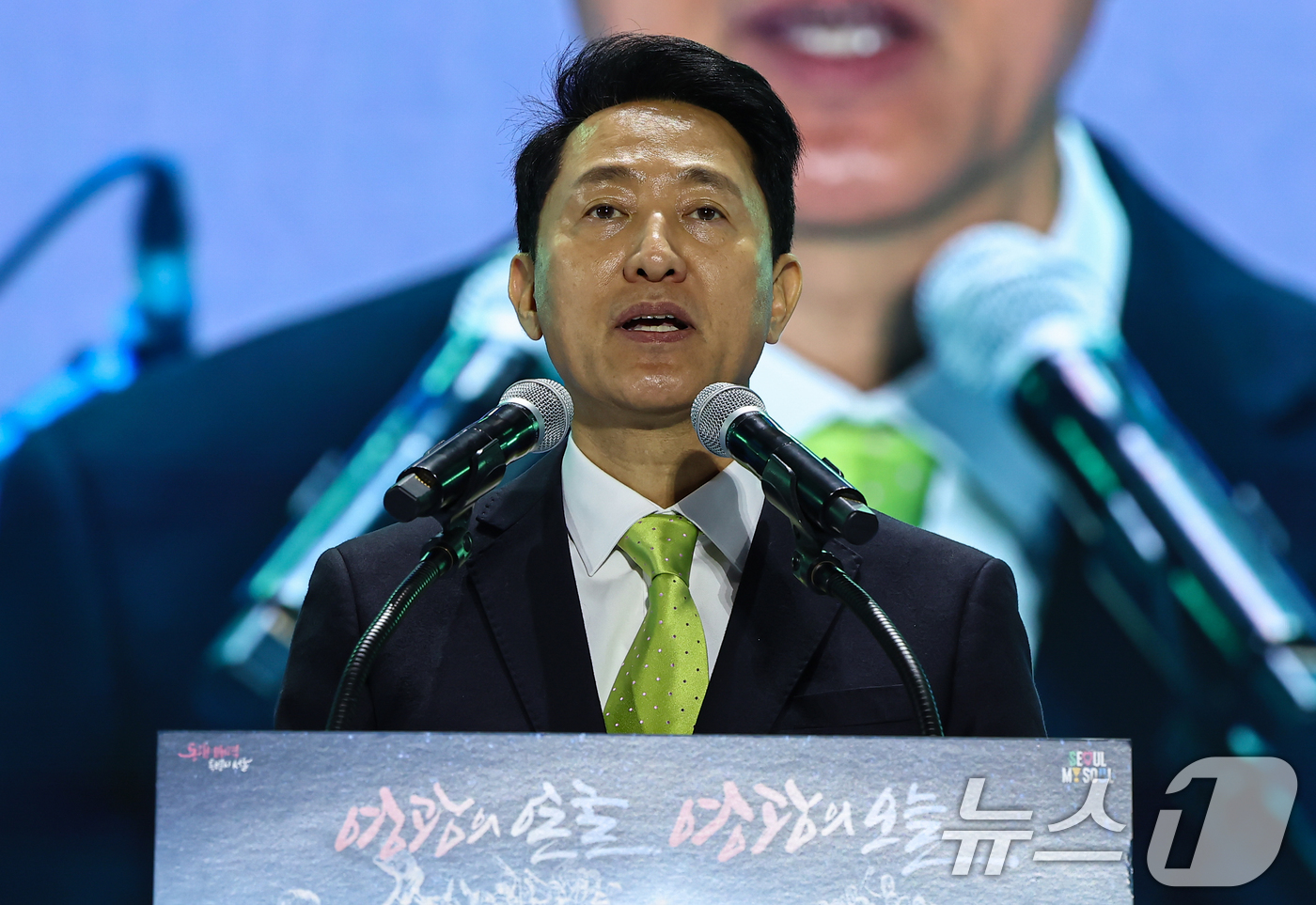 (서울=뉴스1) 김도우 기자 = 오세훈 서울시장이 18일 서울 종로구 광화문광장에서 열린 4·19혁명 66주년 기념행사에 참석해 기념사를 하고 있다. 2026.4.18/뉴스1