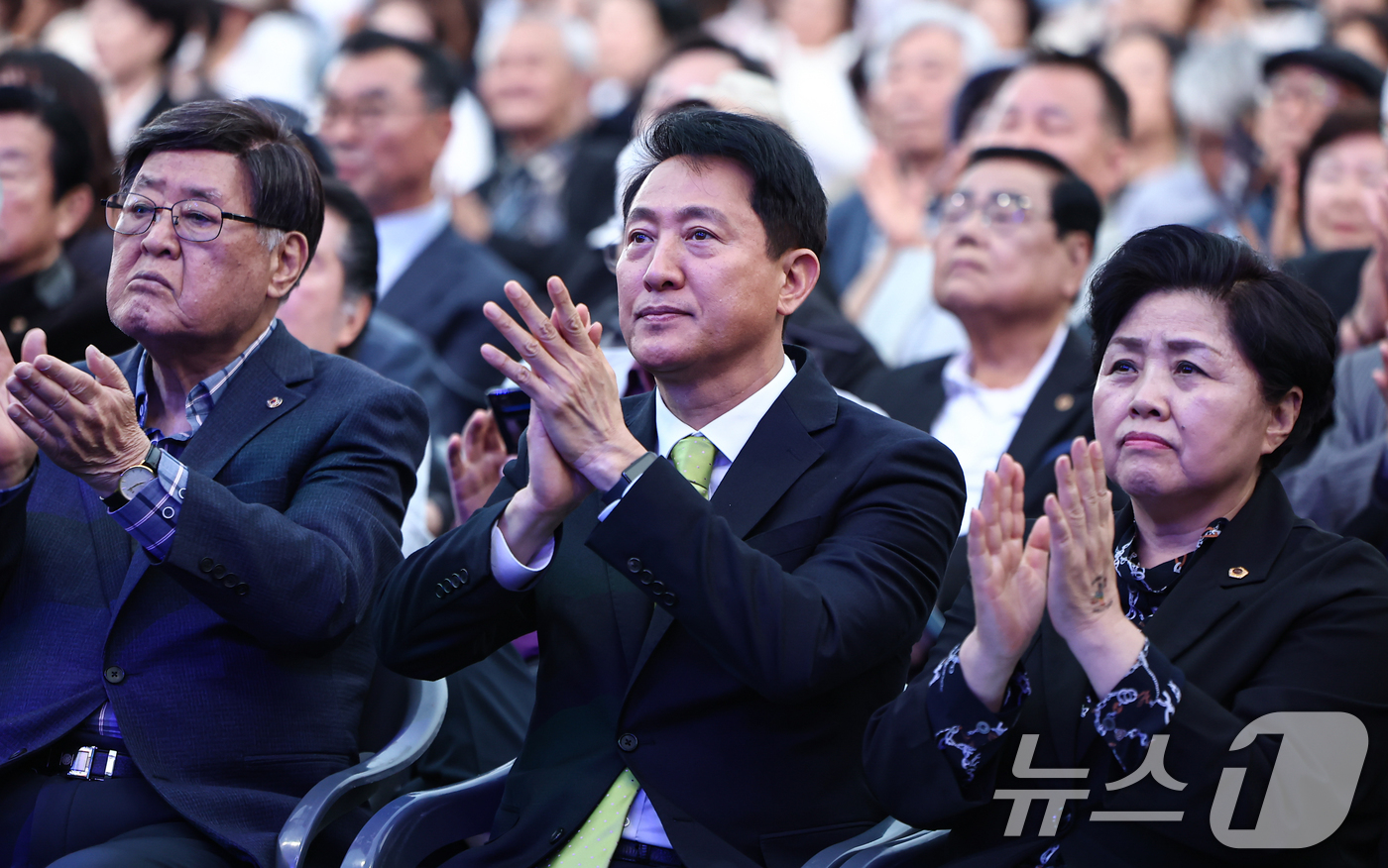 (서울=뉴스1) 김도우 기자 = 오세훈 서울시장이 18일 서울 종로구 광화문광장에서 열린 4·19혁명 66주년 기념행사에 참석해 손뼉을 치고 있다. 2026.4.18/뉴스1