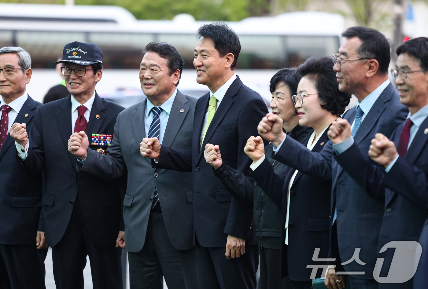 (서울=뉴스1) 김도우 기자 = 오세훈 서울시장이 18일 서울 종로구 광화문광장에서 열린 4·19혁명 66주년 기념행사에서 참석자들과 기념촬영을 하고 있다. 2026.4.18/뉴스 …