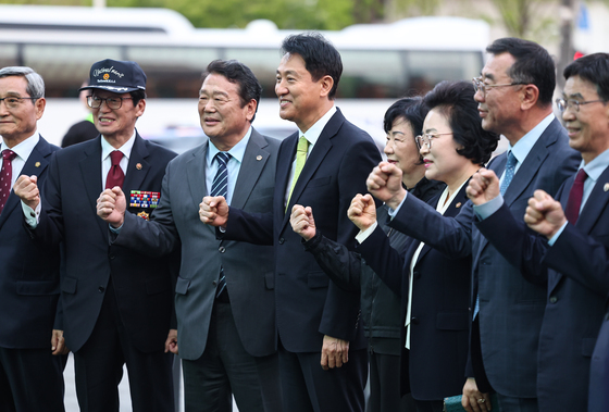 참석자들과 기념촬영 하는 오세훈 서울시장