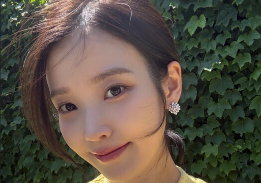 아이유, 봄의 여신 같은 비주얼…산뜻함 가득한 미모 [N샷]