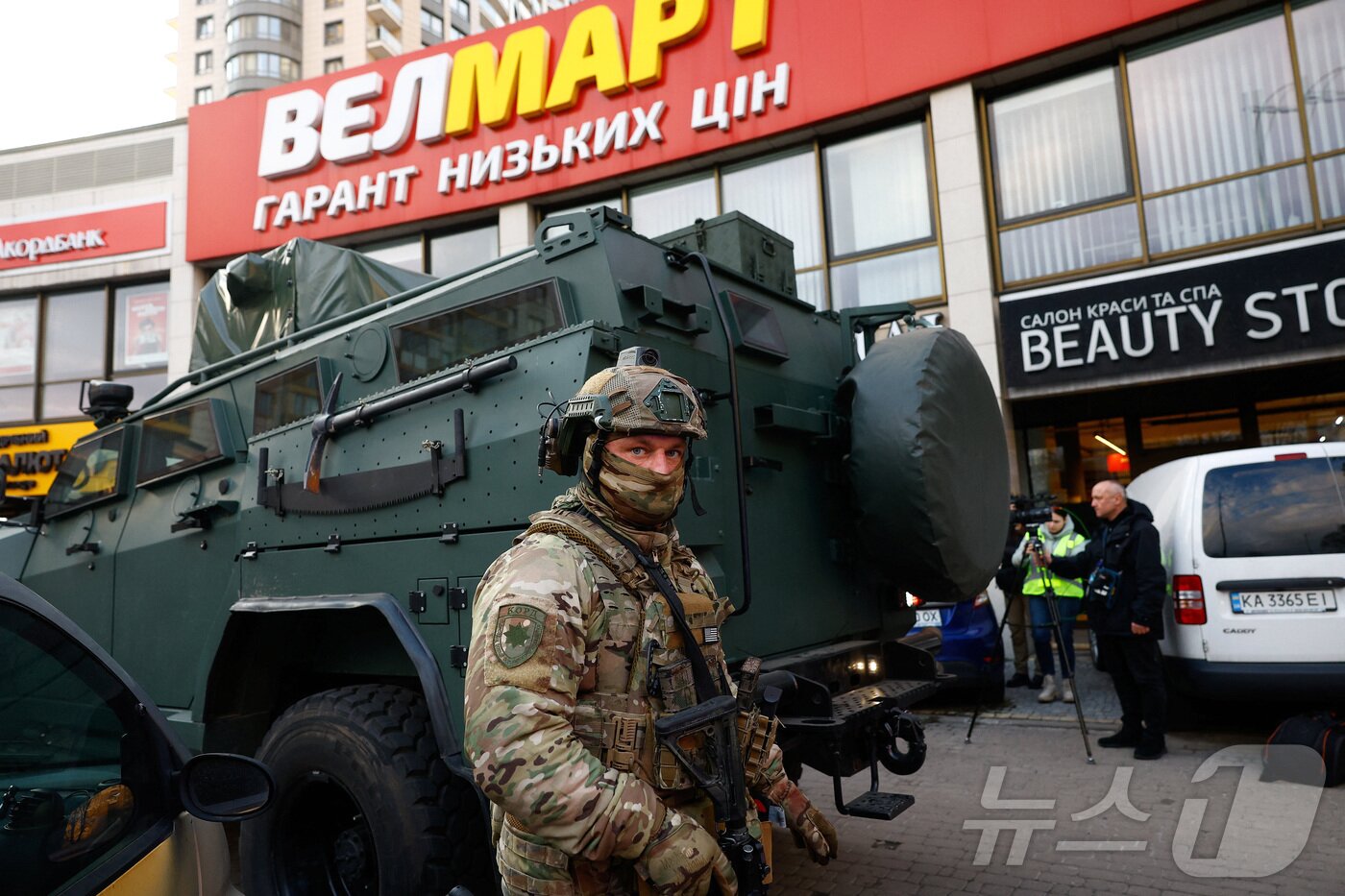 본문 이미지 - 총기 난사 사건이 발생한 우크라이나 키이우의 슈퍼마켓. 2026.04.18 ⓒ 로이터=뉴스1