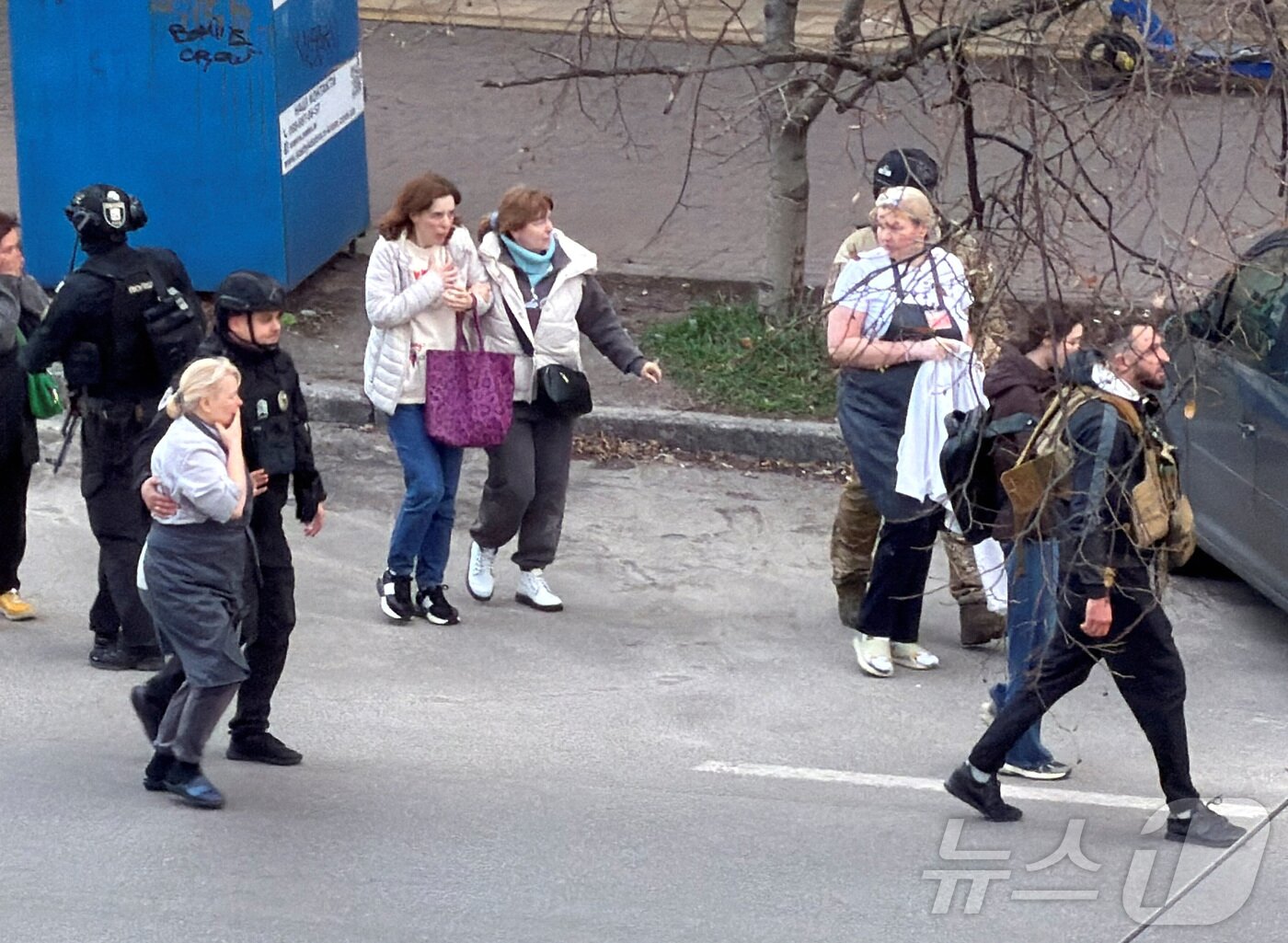 본문 이미지 - 우크라이나 키이우의 총격 현장에서 경찰이 주민들을 대피시키고 있다. 2026.04.18 ⓒ 로이터=뉴스1