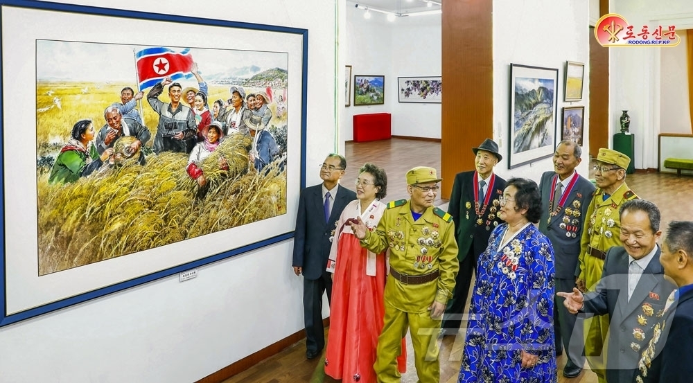 (평양 노동신문=뉴스1) = 북한 노동당 기관지 노동신문은 19일 평양국제문화회관에서 김일성 주석 생일 114주년을 맞아 개막된 노화가들의 미술전람회가 진행되고 있다고 보도했다. …