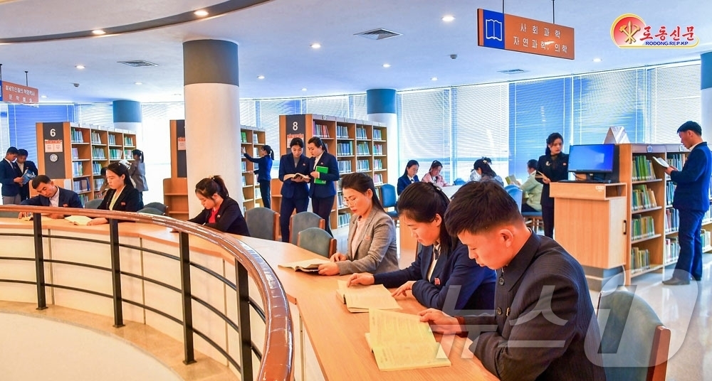 (평양 노동신문=뉴스1) = 북한 노동당 기관지 노동신문은 19일 개풍구역종합봉사소가 "선진 과학 기술로 무장한 지식형의 근로자들로 준비해가고 있다"라고 보도했다. [국내에서만 사 …