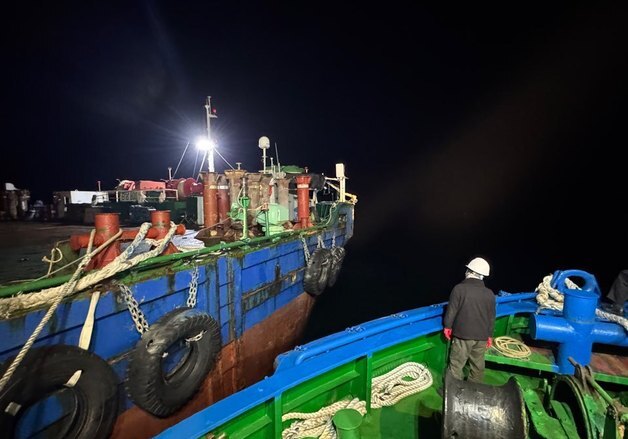 군산 해상서 54톤급 어선과 2803톤급 부선 충돌…인명피해 없어