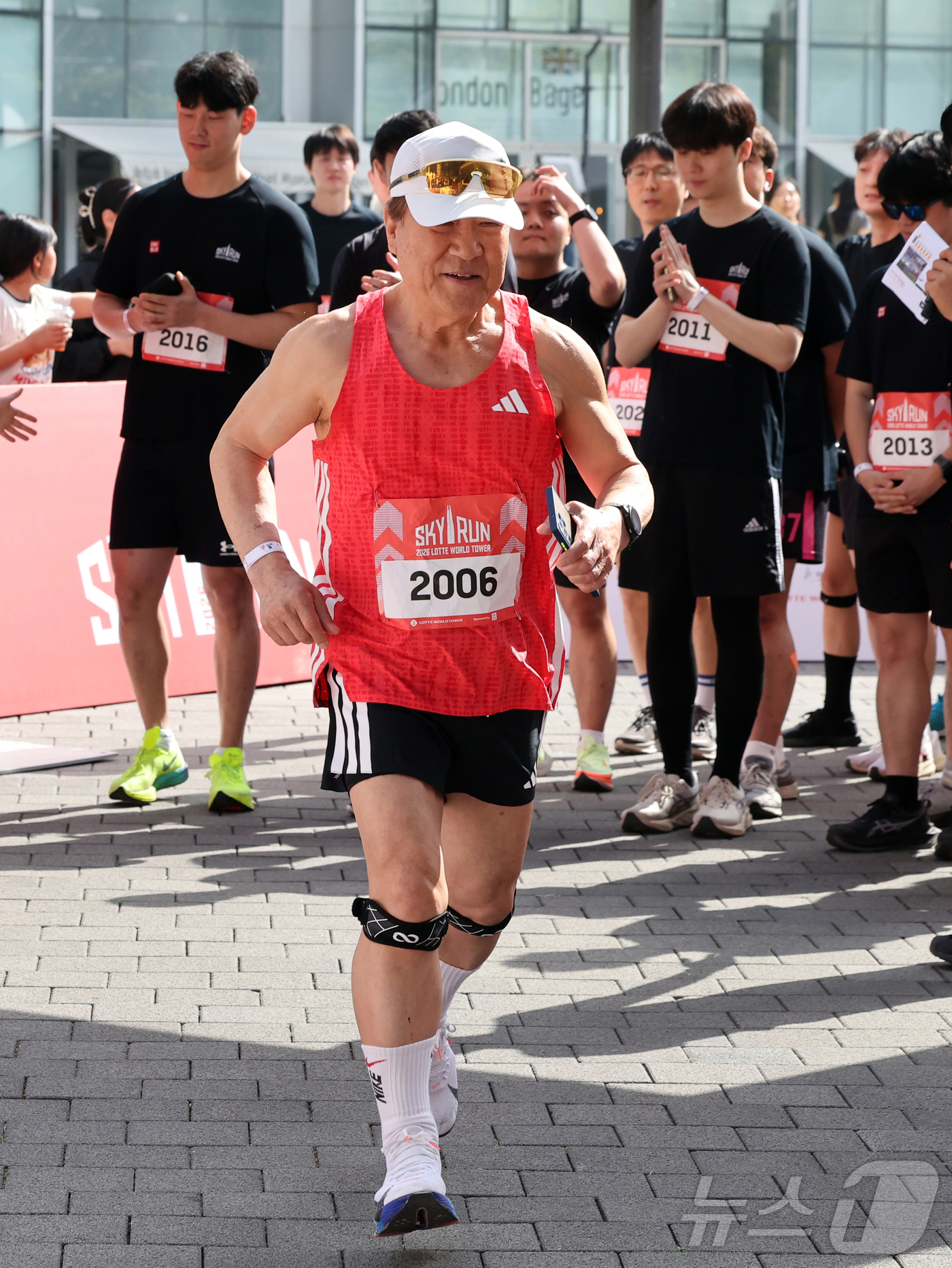 (서울=뉴스1) 황기선 기자 = 19일 오전 서울 송파구 롯데월드타워에서 열린 '2026 롯데월드타워 스카이런'에서 참가자들이 힘차게 출발하고 있다.스카이런은 롯데월드타워 123층 …