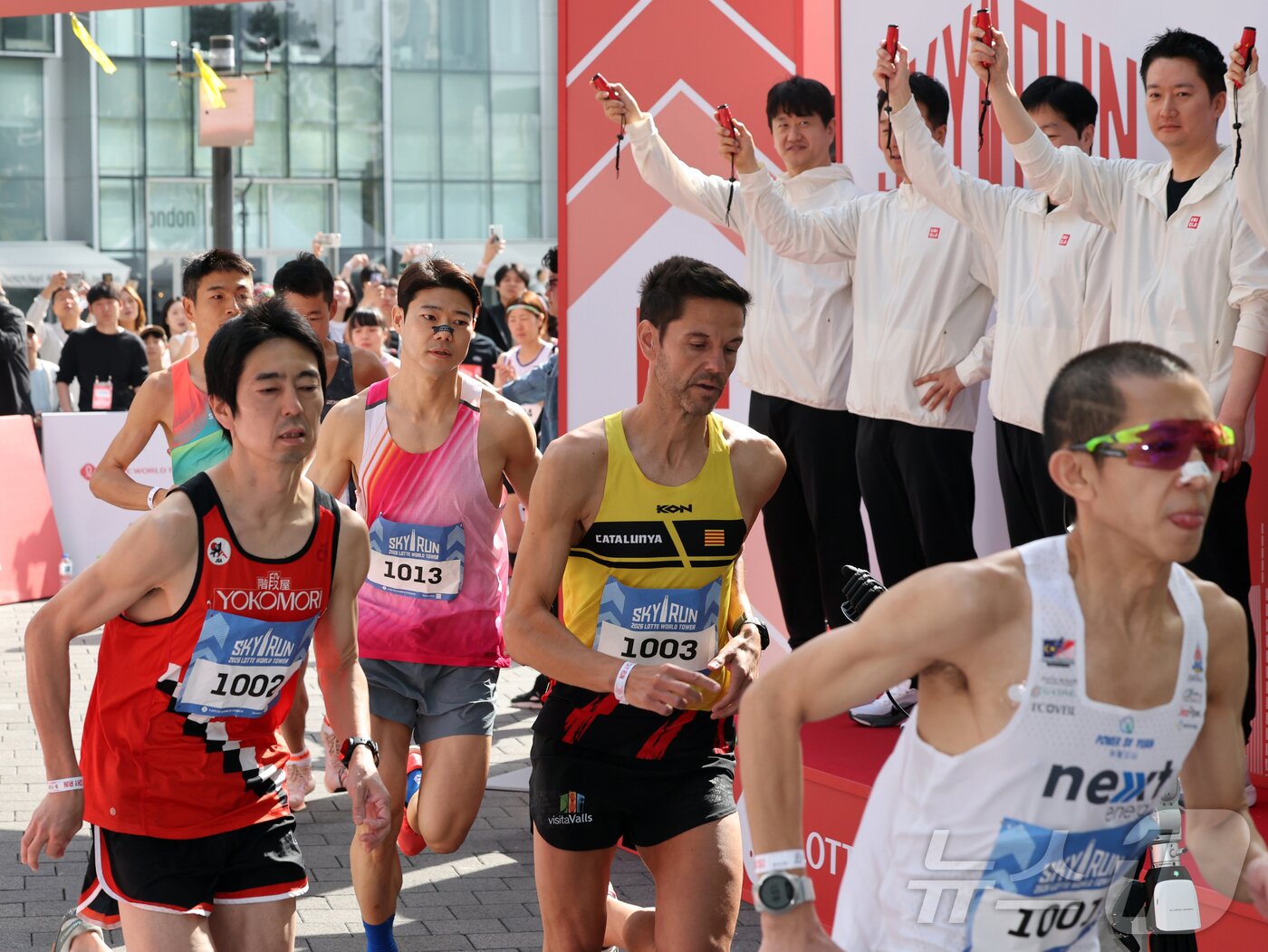 본문 이미지 - 19일 오전 서울 송파구 롯데월드타워에서 열린 '2026 롯데월드타워 스카이런'에서 참가자들이 힘차게 출발하고 있다. 2026.4.19 ⓒ 뉴스1 황기선 기자