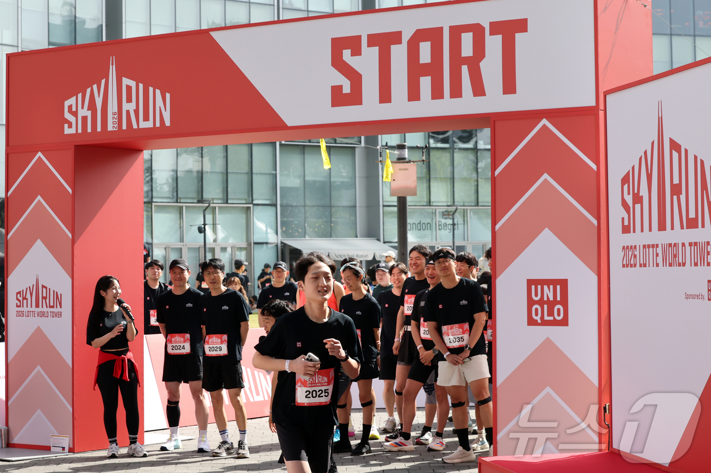 (서울=뉴스1) 황기선 기자 = 19일 오전 서울 송파구 롯데월드타워에서 열린 '2026 롯데월드타워 스카이런'에서 참가자들이 힘차게 출발하고 있다.스카이런은 롯데월드타워 123층 …