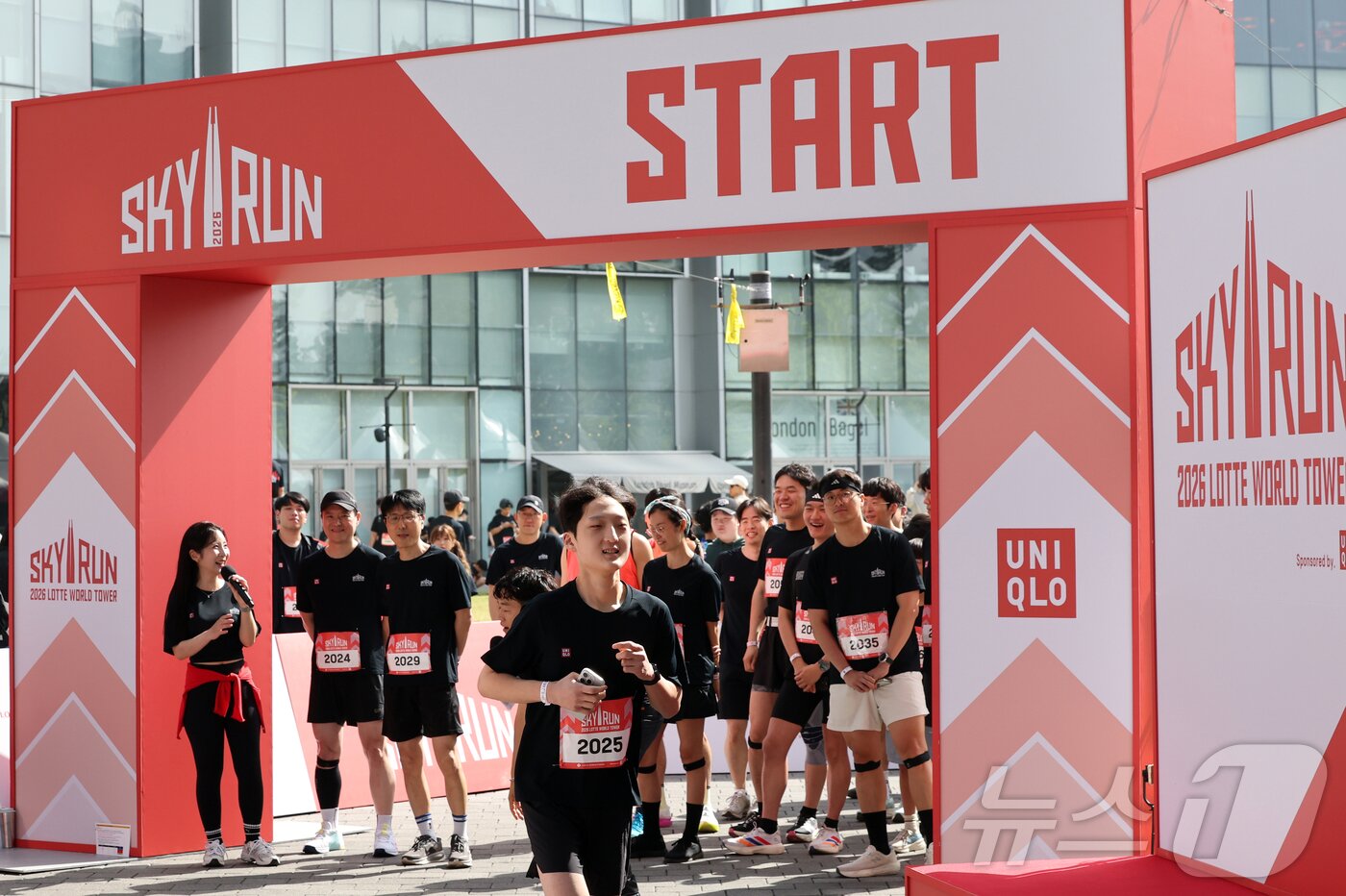 본문 이미지 - 19일 오전 서울 송파구 롯데월드타워에서 열린 '2026 롯데월드타워 스카이런'에서 참가자들이 힘차게 출발하고 있다. 2026.4.19 ⓒ 뉴스1 황기선 기자