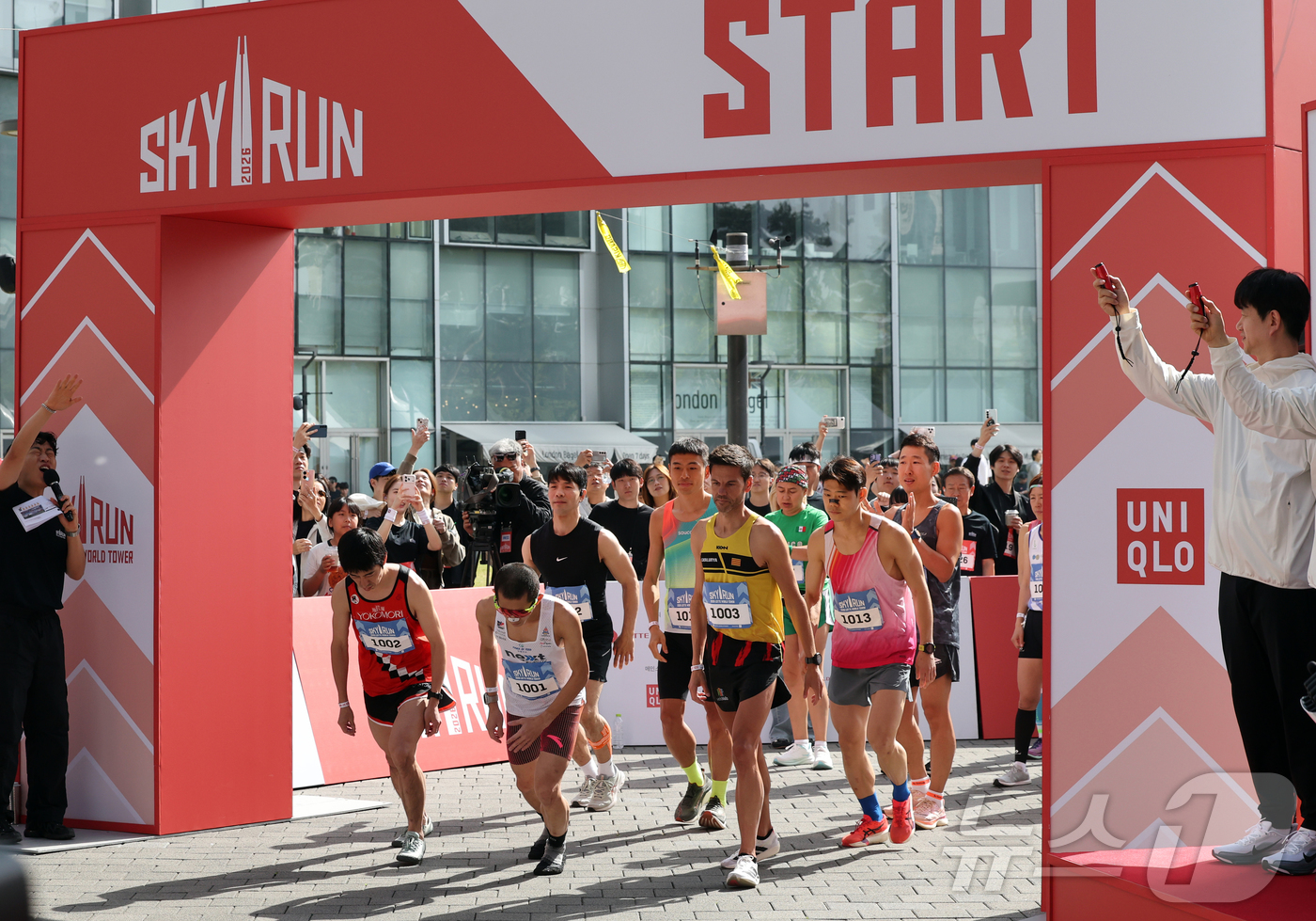 (서울=뉴스1) 황기선 기자 = 19일 오전 서울 송파구 롯데월드타워에서 열린 '2026 롯데월드타워 스카이런'에서 참가자들이 힘차게 출발하고 있다.스카이런은 롯데월드타워 123층 …